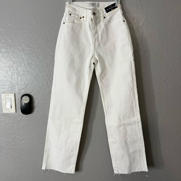 Abercrombie & Fitch Denim - Abercrombie and Fitch Curve Love High Rise The 90s Relaxed Jean, 24 Short